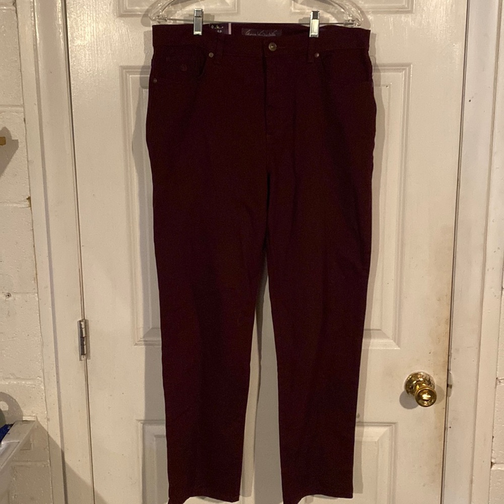 NWT. BURGUNDY GLORIA VANDERBILT SLIMMING AMANDA JEANS.